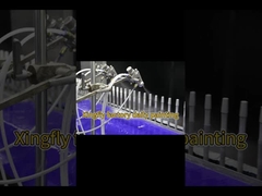 Pekerjaan sehari-hari di pabrik: cat semprot tutup dengan warna yang dibutuhkan oleh pelanggan.